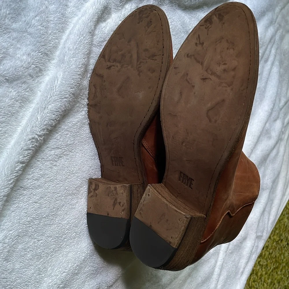 FRYE Carson Piping Bootie NIB Tan Size 8.5